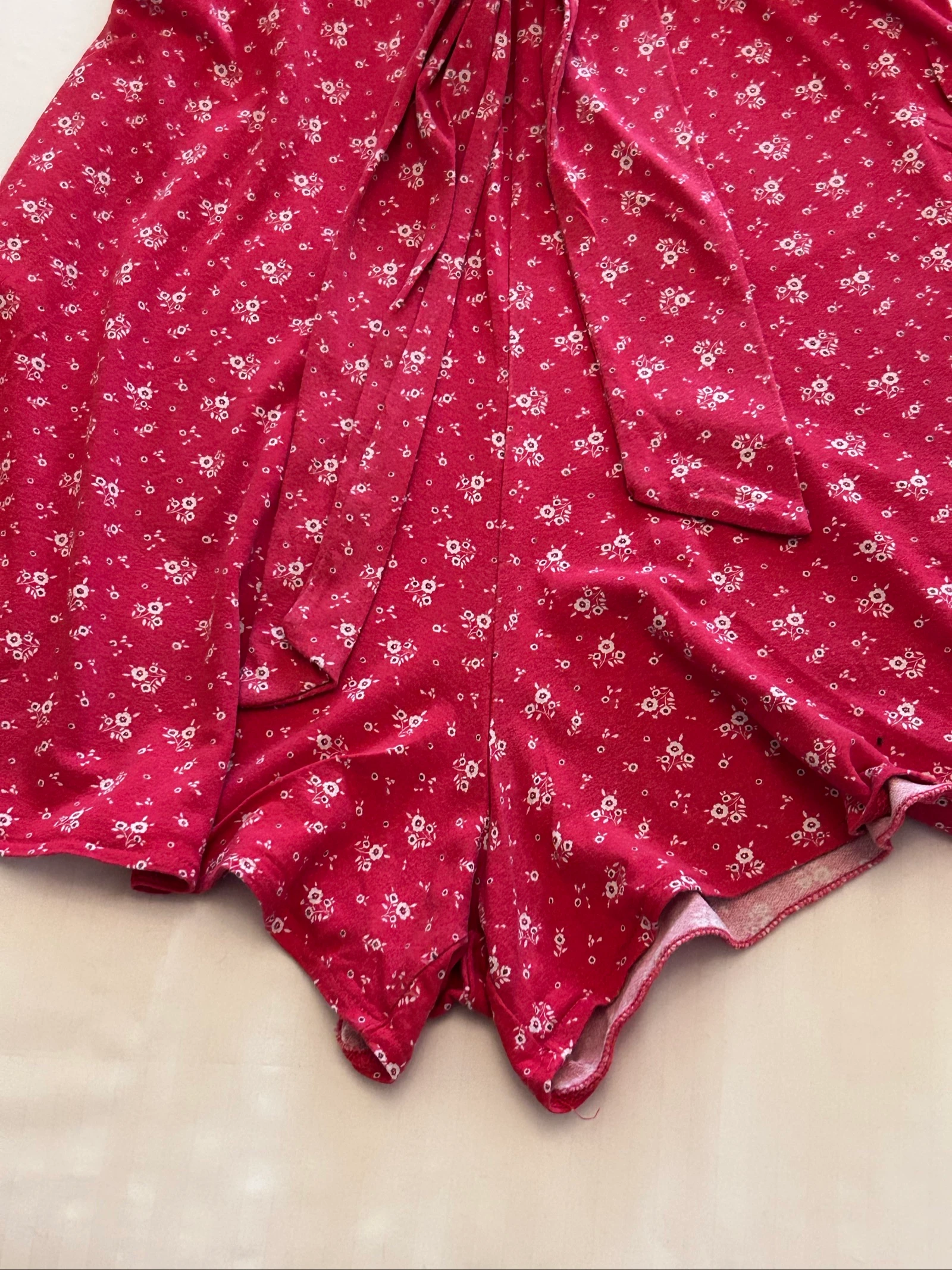 Pantalão curto mono com decote em V do El Corte Inglés tamanho G – photo 3